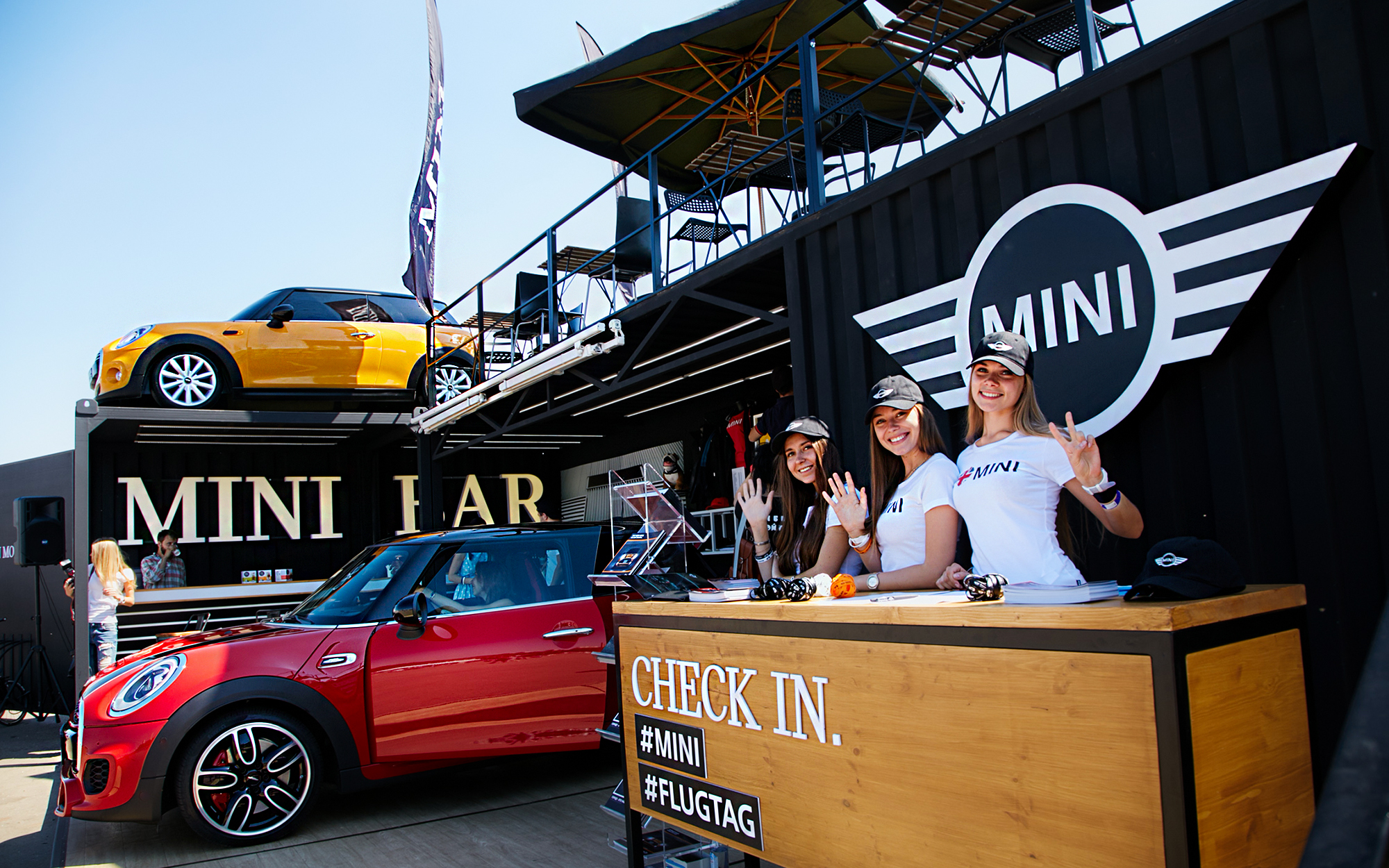 Стенд MINI на фестивале Red Bull Flugtag 2015